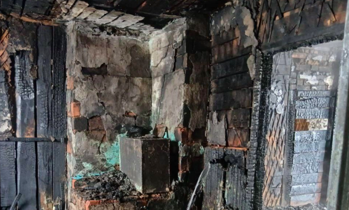 Фото В Новосибирской области опубликованы страшные кадры после гибели двух детей в пожаре 3